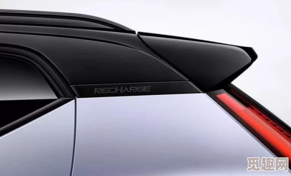 2025年热门趋势:失落的宏图复兴,搭配未来感首饰引领时尚新潮流 2025年热门趋势:失落的宏图复兴,搭配未来感首饰引领时尚新潮流